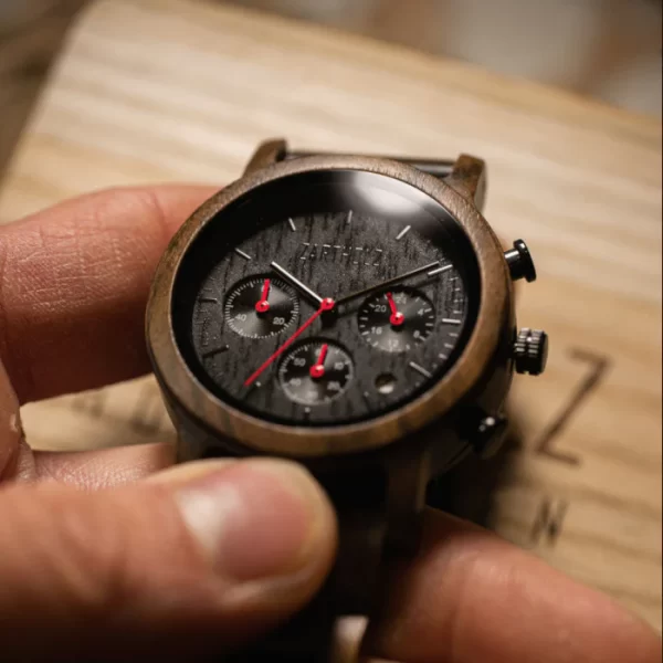 immagine orologio di legno zartholz