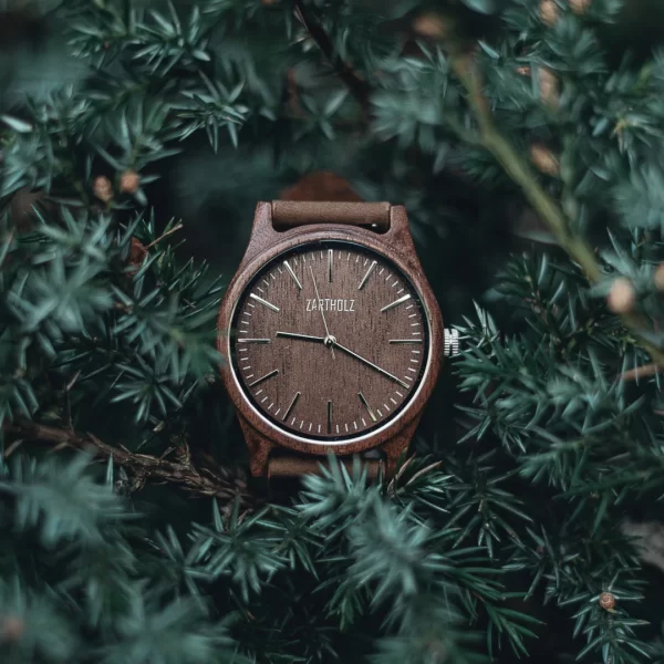 immagine orologio di legno zartholz