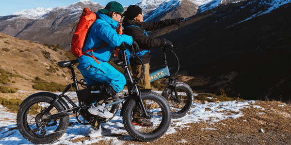 MATE X 250 W è una fat bike elettrica a rilascio di endorfine, robusta e che supera i limiti.
La potenza e la resilienza ti invitano ad affrontare i terreni più pericolosi con maliziosa disinvoltura, spingendoti ad allontanarti sempre di più dalla griglia a ogni corsa.
Il design compatto ti consente di affrontare sia il parco giochi costruito nel centro città che le salite selvagge e senza fiato che si nascondono ben oltre i confini della città.